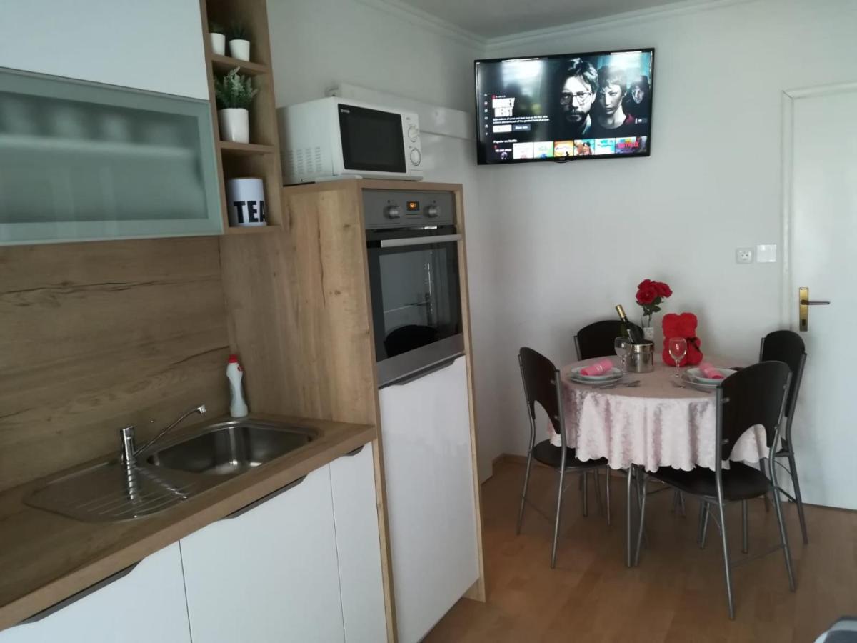 Apartment And Room Hudoletnjak Šilo Buitenkant foto